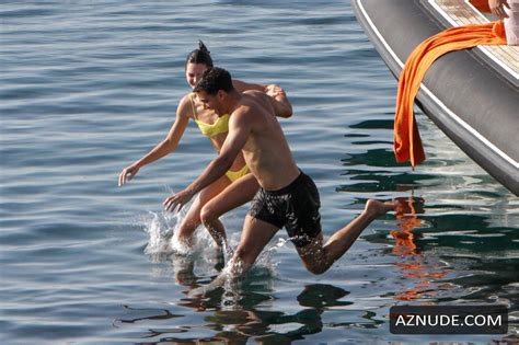 Kendall Jenner Sexy In A Yellow Bikini To Have Fun With Friends At The Beach On Mykonos Island