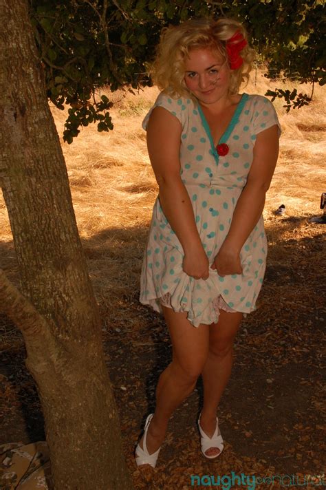 Curvy Poppy Cox Shows Off Her Big Booty Toys Her Hairy Pussy With A Vibrator CoedCherry