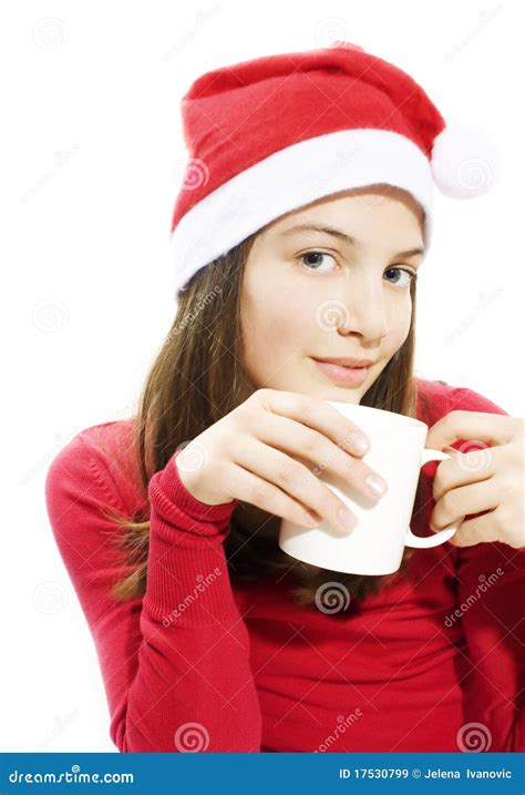 Belle Fille Dans Le Chapeau De Santa Avec Une Cuvette Dans Sa Main