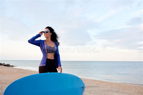 Mujer Optimista En Bikini Con Surf Que Va A Pescar Una Ola Surfeando En La Playa Navegando De