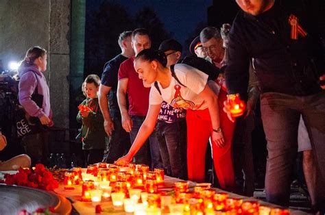 В Новосибирске на Монументе Славы зажгли 1418 свечей в память о ...