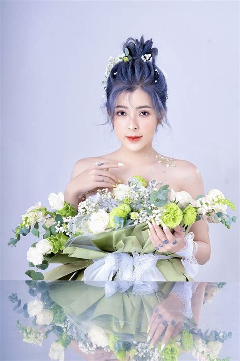 Hot tiktoker Linh Barbie bắt trend biến em thành bó hoa