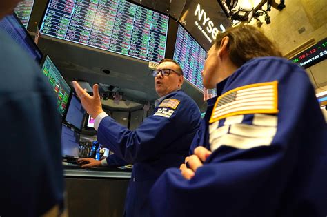 Wall Street ouvre en hausse pour débuter un mois de décembre propice