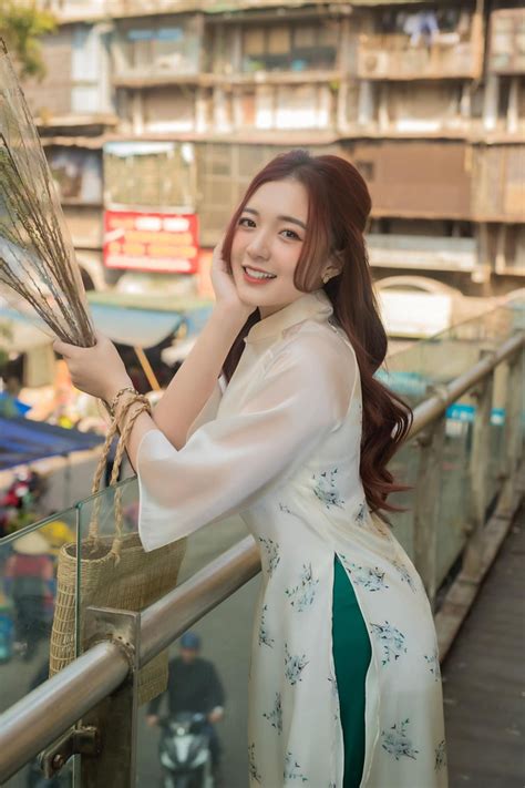 Hot girl làng game rạng rỡ trong tà áo dài ngày đầu năm mới