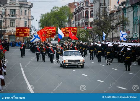 Colunas Dos Soldados Do Ex Rcito Do Russo Em Victory Parade Foto