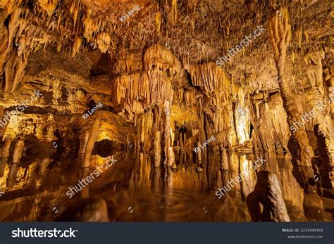 thousand cavern royalty  images stock  pictures