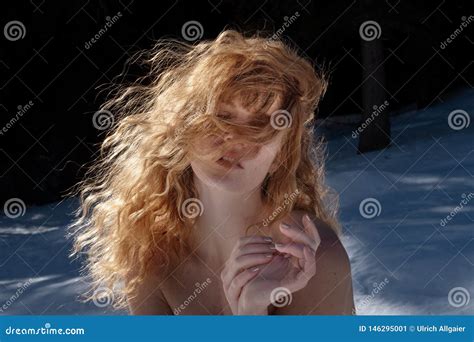 Jeune Femme Nue Blonde Sexy Pendant L Hiver Apr S Le Sauna Le Bien Tre Couverts Dans La