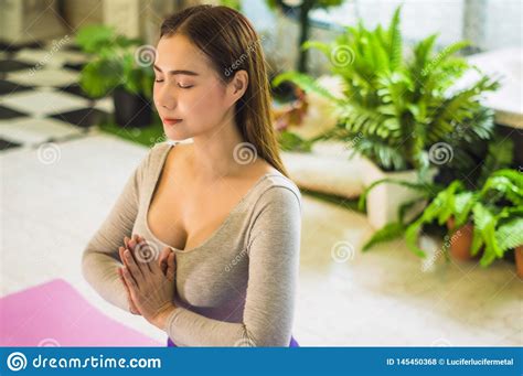 Mujeres Hermosas Con La Meditaci N Y La Yoga Para Restaurar La Mente Y