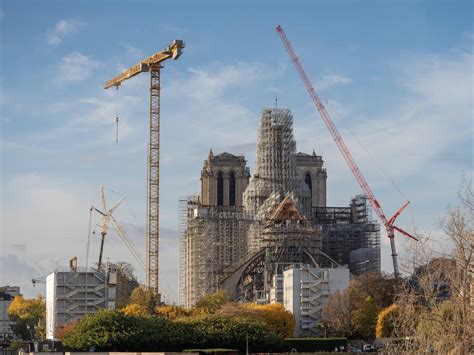 Notre Dame De Paris La Fl Che Nouveau Visible Dans Le Ciel De La