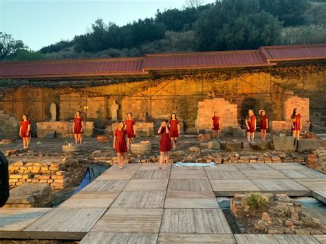 Nell Area Archeologica Halaesa Arconidea Spettacolo Con Danzatori