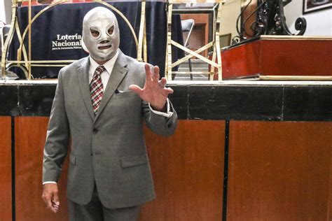 Gael García Bernal gay wrestler in Cassandro