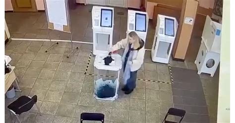 Коктейл "Молотов" е хвърлен в изборна секция в Санкт Петербург (Видео)