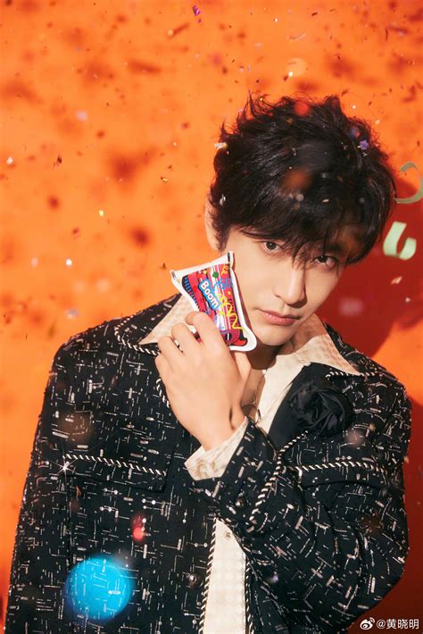 Chán ngán hot girl tai tiếng Huỳnh Hiểu Minh hẹn hò nữ luật sư còn lo lót cho tình mới thi Hoa