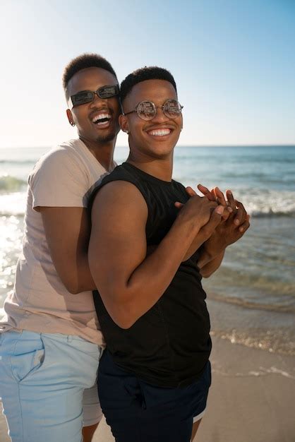 Couple Gay Sur La Plage Photo Gratuite
