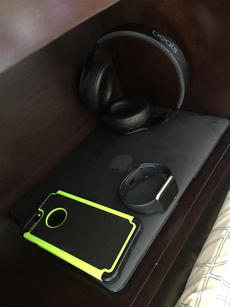 Quadruple Black 📱⌚️ 🎧 💻 With A Touch Of Green For Personality Riphone