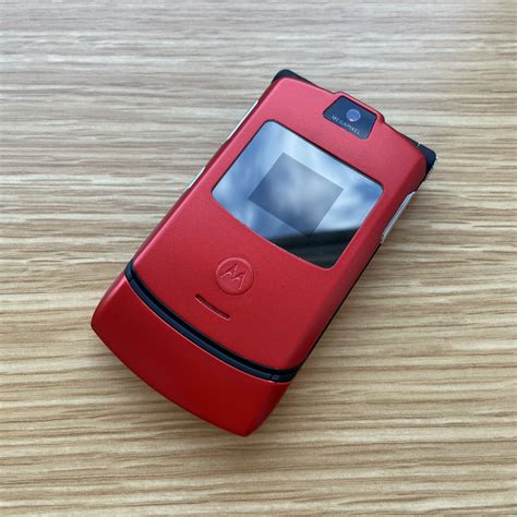 Мобильный телефон Motorola RAZR V3-wbj, красный - купить по выгодной ...