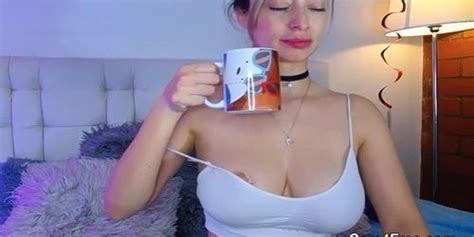 Naughty Babe Pleases Herself With A Thick Dildo Tnaflix