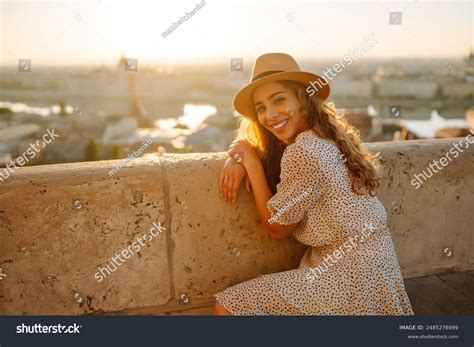 en la categoría Chica latina en paisaje de fotos e imágenes de stock libres de