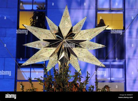 Rockefeller Center Christmas Tree Lighting Ceremony Stock Photo - Alamy