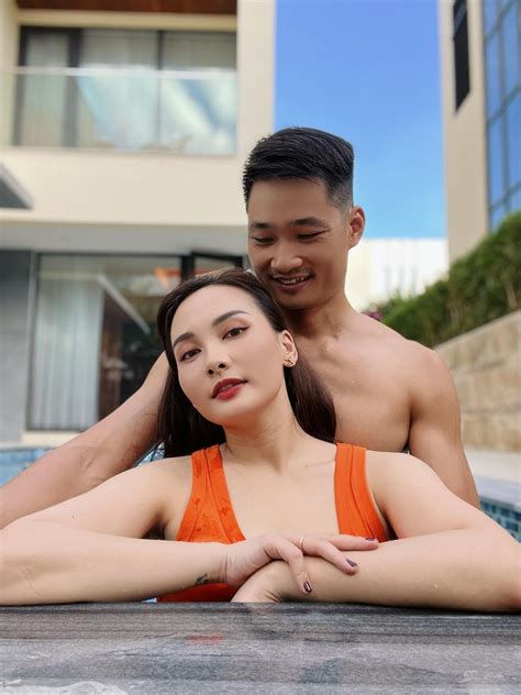 Mẹ con Bảo Thanh diện bikini khoe sắc vóc nuột nà bên bể bơi