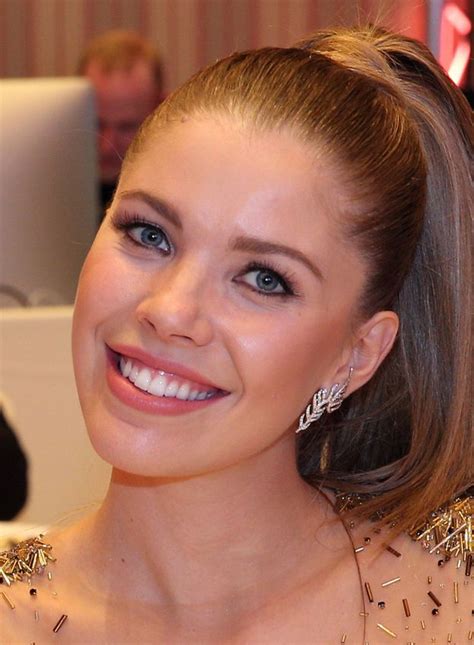 Dziedziczka rodu Swarovskich walczy o uwagę w złotej naked dress PUDELEK