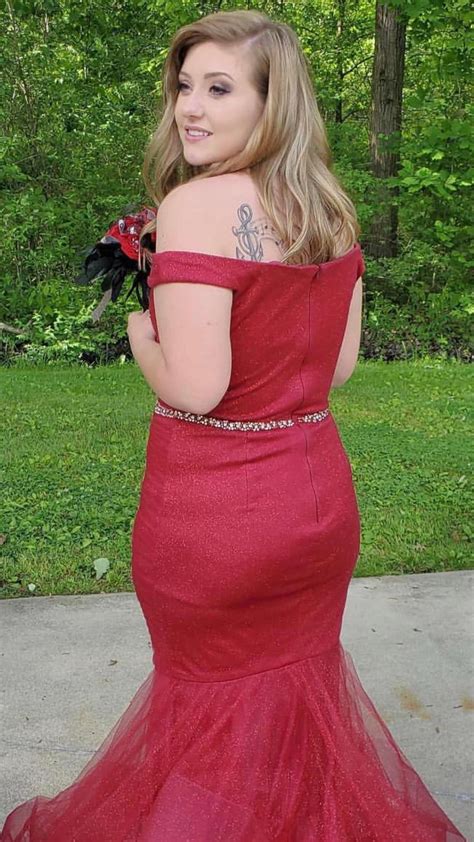 Fully Clothed But Would Any Of You Wanna Fuck This Big Booty In The Shower Scrolller