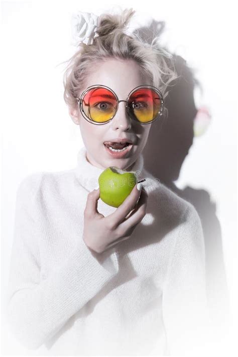 Fille Blonde Gaie De Hippie De Portrait Devenant Folle Image stock Image du adulte modèle