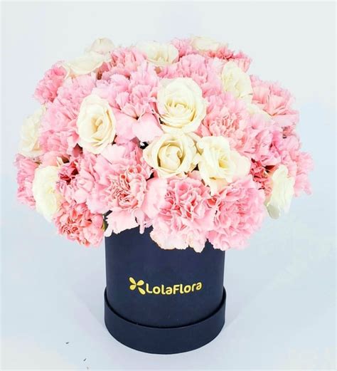 Claveles Blancos Y Rosas En Caja A Domicilio Lolaflora