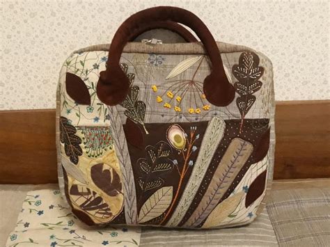 Сумочка из замши и ткани с вышивкой и аппликацией.