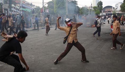 Foto Pelajar Lempari Gedung Dpr Dengan Batu Foto Liputan