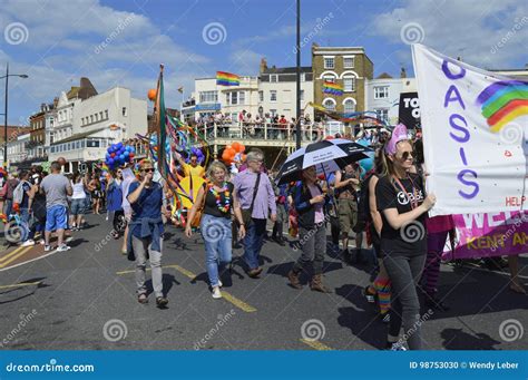 La Gente Con Las Banderas Y Las Banderas Se Une A En El Desfile De Orgullo Gay Colorido De