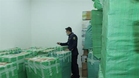 Clip cận cảnh kho hàng bị đột kích của hot girl livestream chốt ngàn đơn mỗi phiên Căn biệt