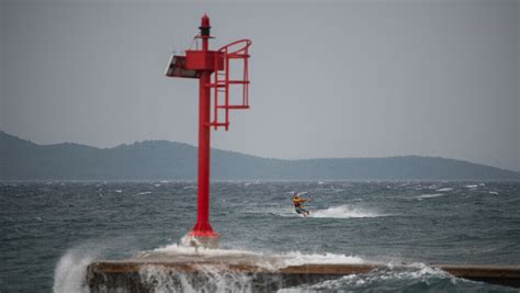 Upaljen narančasti meteoalarm Zbog jake bure za dio Hrvatske izdano