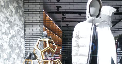 RetailStoreWindows.com: Zzegna, London