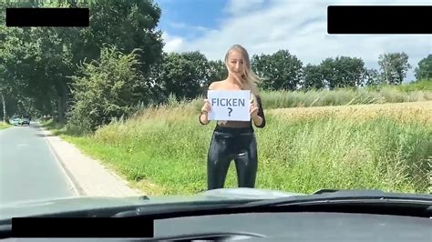 Blonde deutsche Schlampe in Lederleggings hat Sex in der Öffentlichkeit