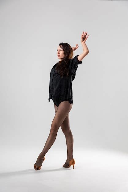 Bailarina Latina Apasionada En El Estudio Foto Premium