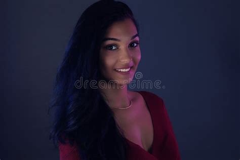 Portrait D Une Belle Jeune Femme De Latina Image Stock Image Du Brune Verticale 99226773
