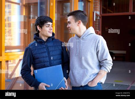 Couple De Jeunes Tudiants De L Universit Gay De Sexe Masculin Leur Premi Re Date Photo Stock