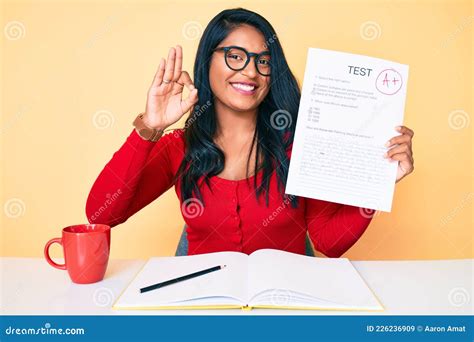 Bella Joven Latina Con El Pelo Largo Mostrando Un Examen Aprobado Haciendo El Signo Correcto Con