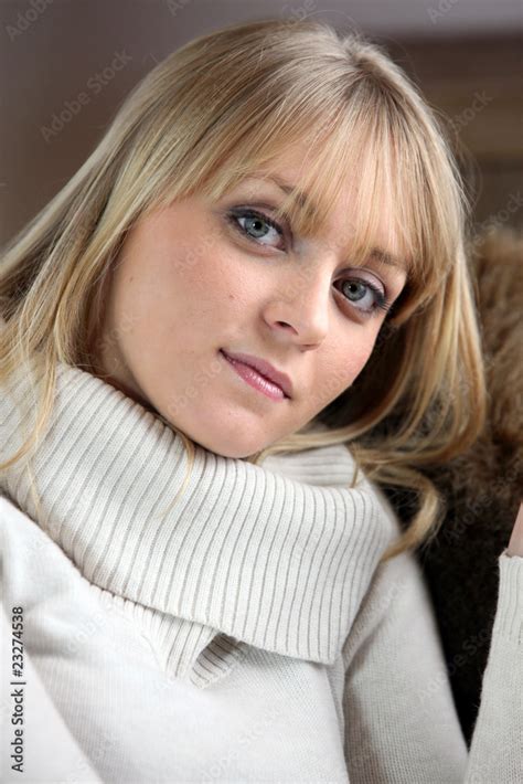 Portrait D Une Belle Femme Blonde Photos Adobe Stock