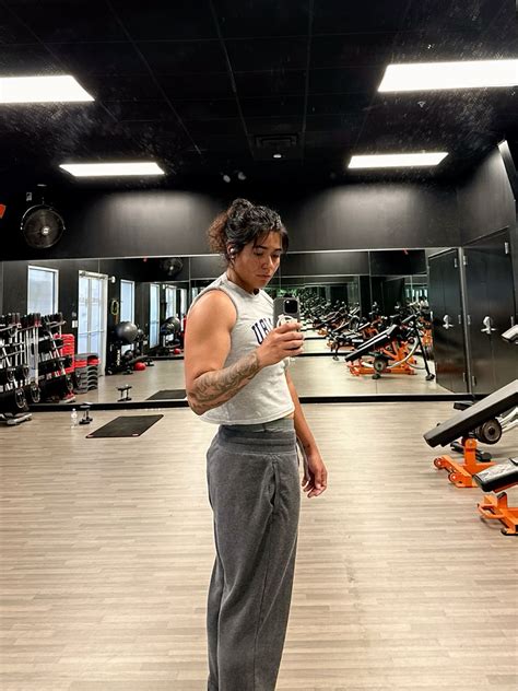 Best 13 Lgbt Aesthetic Masc Lesbian Tomboy Grunge Skater Outfit City Newyork Urban Black Mirror