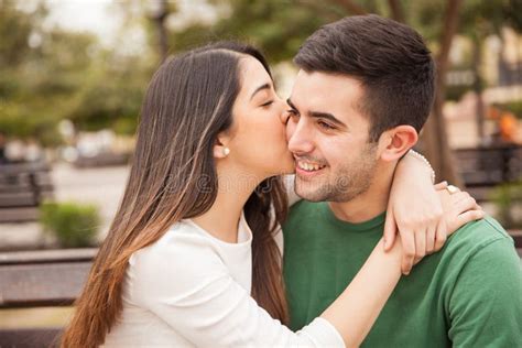 Schitterend Brunette In Liefde Met Haar Kerel Stock Afbeelding Image Of Wang Park 68072891