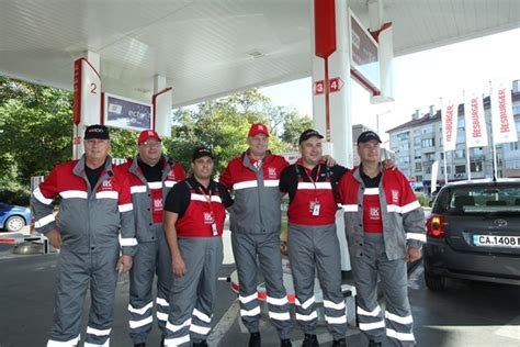 Мениджъри наливат гориво, мият стъкла на коли и сервират на бензиностанция