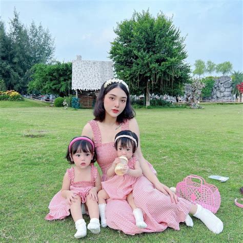 20 tuổi lấy chồng đẻ 3 con vẫn xinh như hot girl mẹ Hà Nội ra đường ai cũng ngỡ gái còn son