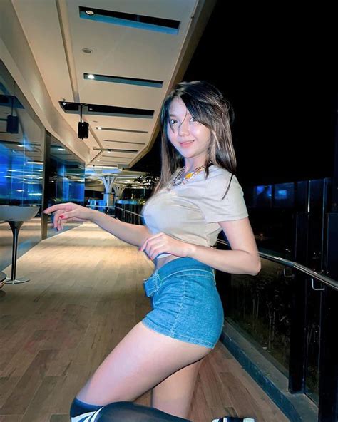 Sarah Olivia Women Wearing Ties Djs Body Goals Bikinis How To Wear Musik Bikini