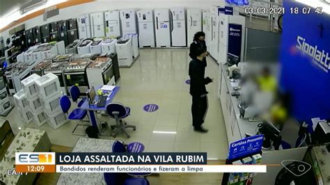 V Deo Mostra Assaltantes Armados Rendendo Funcion Rios E Roubando Loja