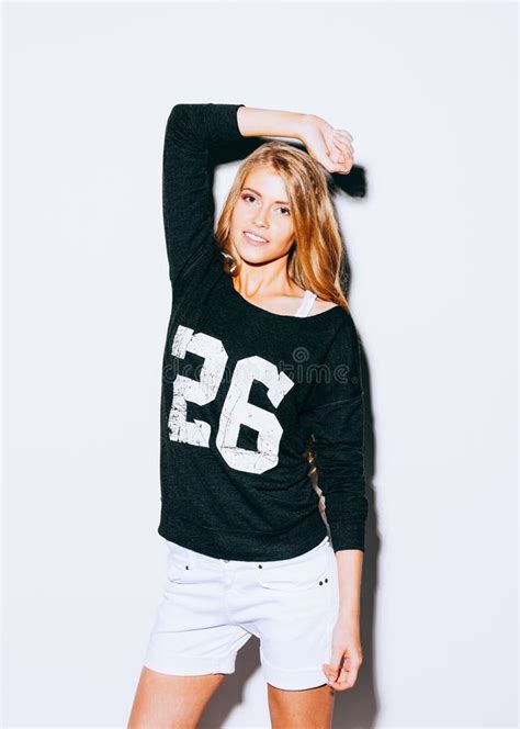 Zeer Mooi Meisje Met Het Lange Blonde Haar Stellen Op Een Witte Achtergrond Zij Hief Haar Hand