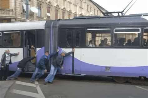 Un Tramvai A Fost Mpins De C L Tori La Timi Oara Dup Ce S A Blocat