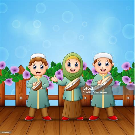 kartun anakanak muslim bermain rebana ilustrasi stok  gambar