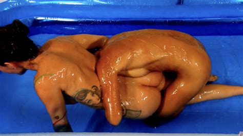 Ciren Verde Lora Cross Vs Ciren V Nude Oil Fight ManyVids